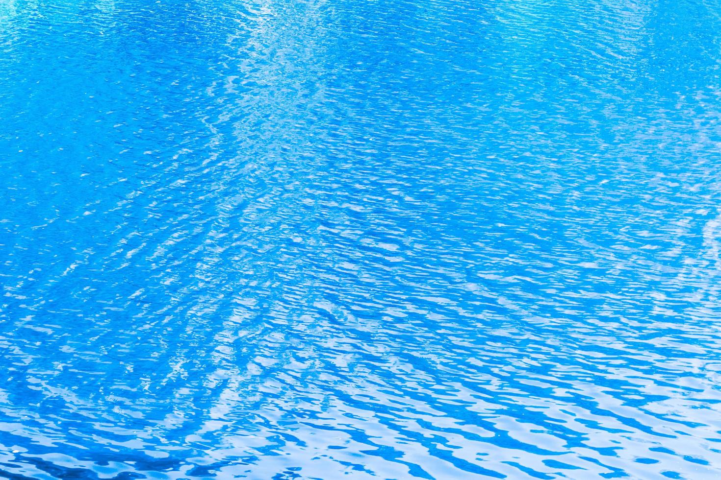 increspature blu dell'acqua nel lago foto