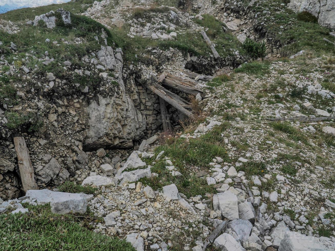 montare piana dolomiti montagne primo mondo guerra percorsi trincea buca foto