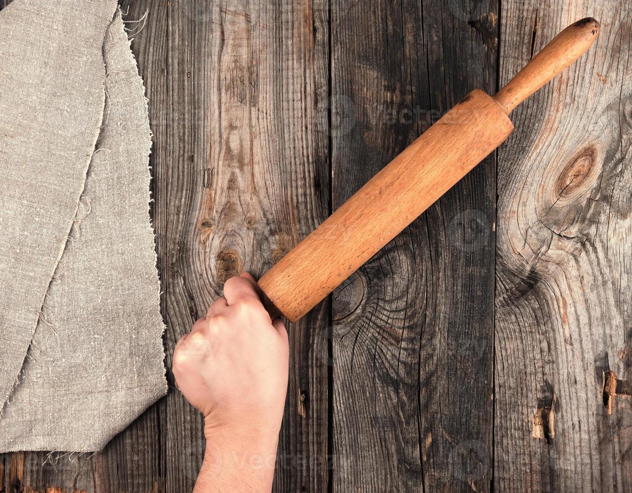 mano Tenere un' di legno rotolamento perno foto