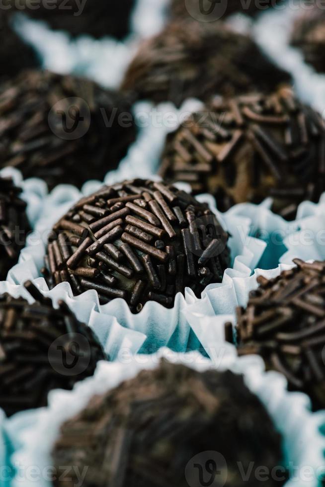 macro vicino su di brigadieri, tradizionale brasiliano dolci fatto di cioccolato e condensato latte foto