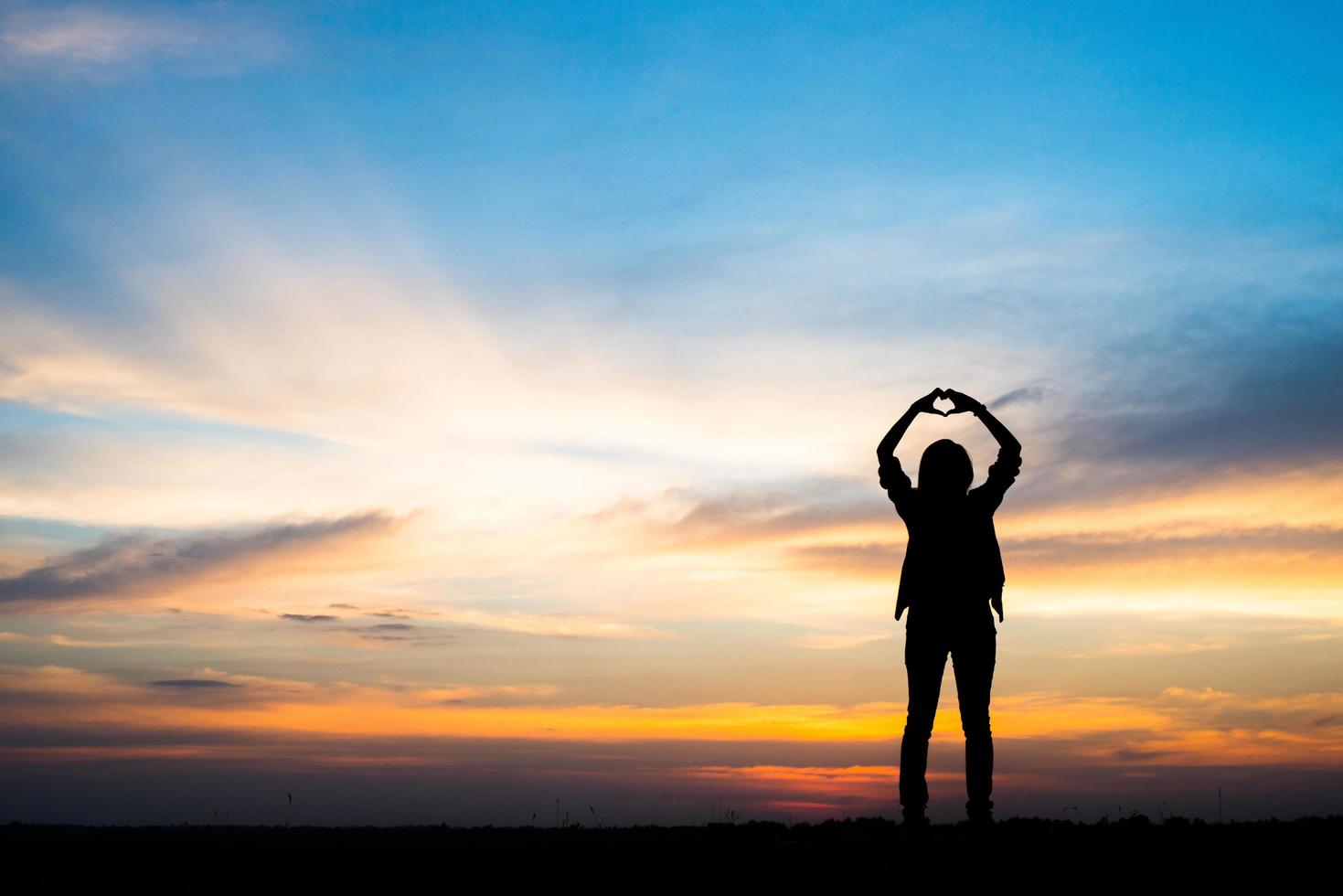 escursionista con uno zaino rilassante e godersi il tramonto foto