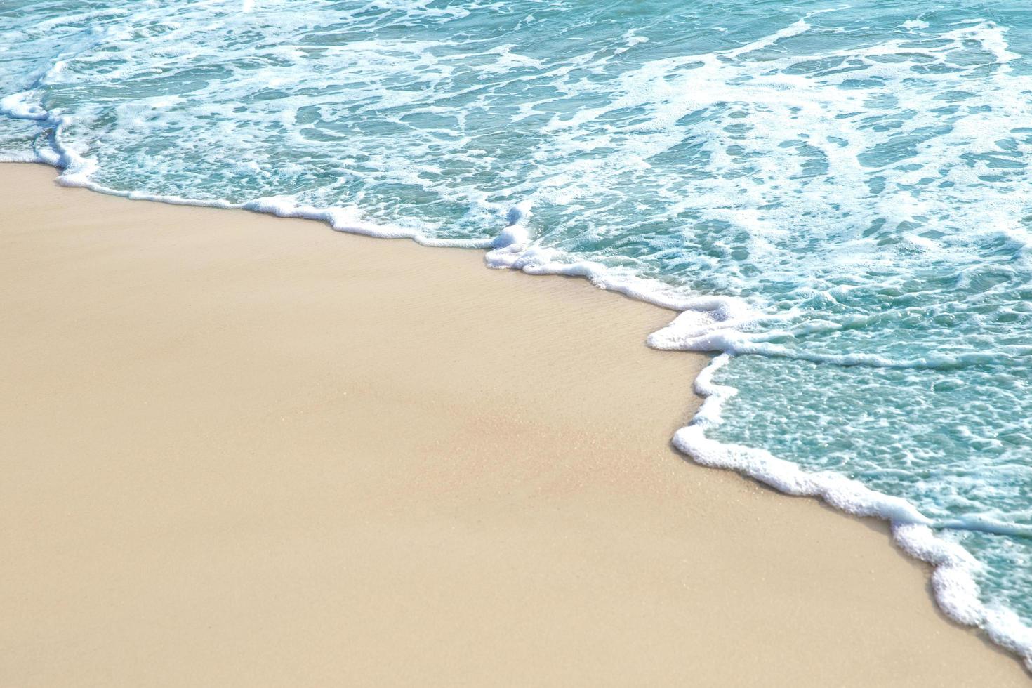 mare blu sulla spiaggia di sabbia foto