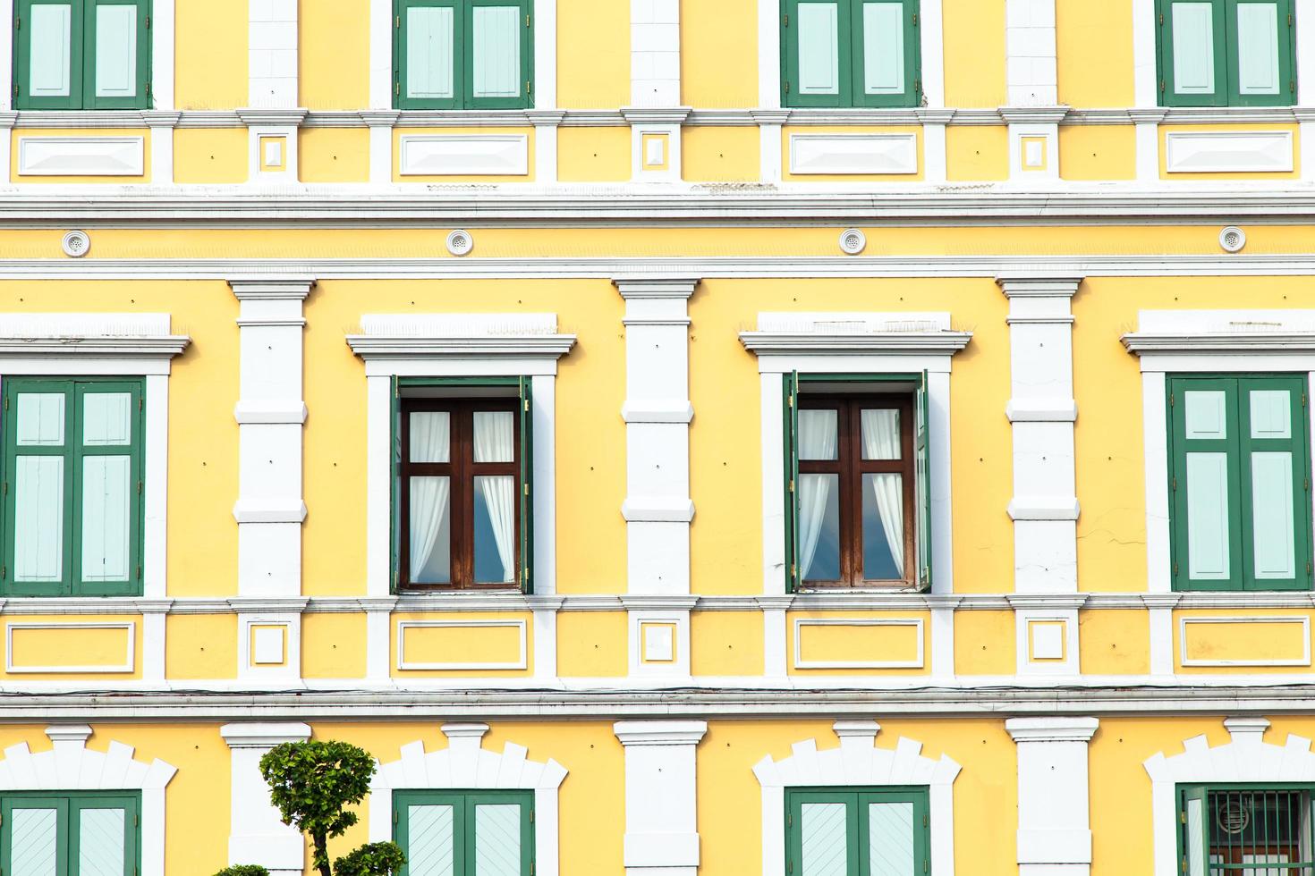 finestre di un edificio giallo foto