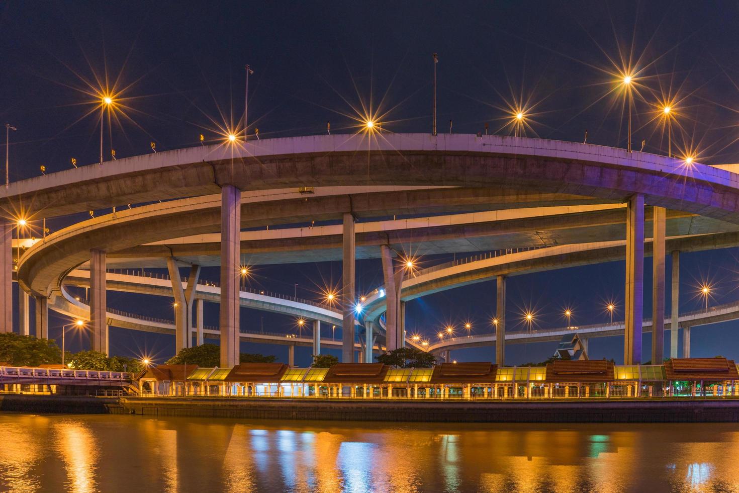 Bhumibol Bridge a Bangkok di notte foto