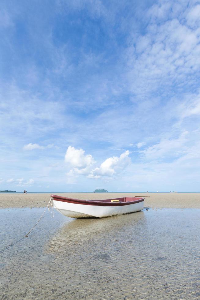 piccola barca sulla spiaggia foto