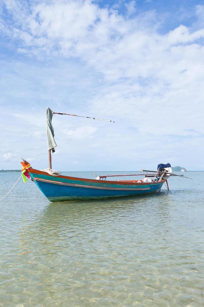 piccola barca da pesca in spiaggia foto