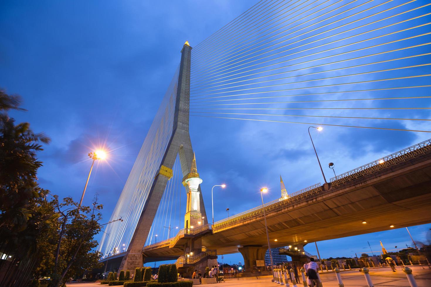 ponte rama viii a bangkok di notte foto