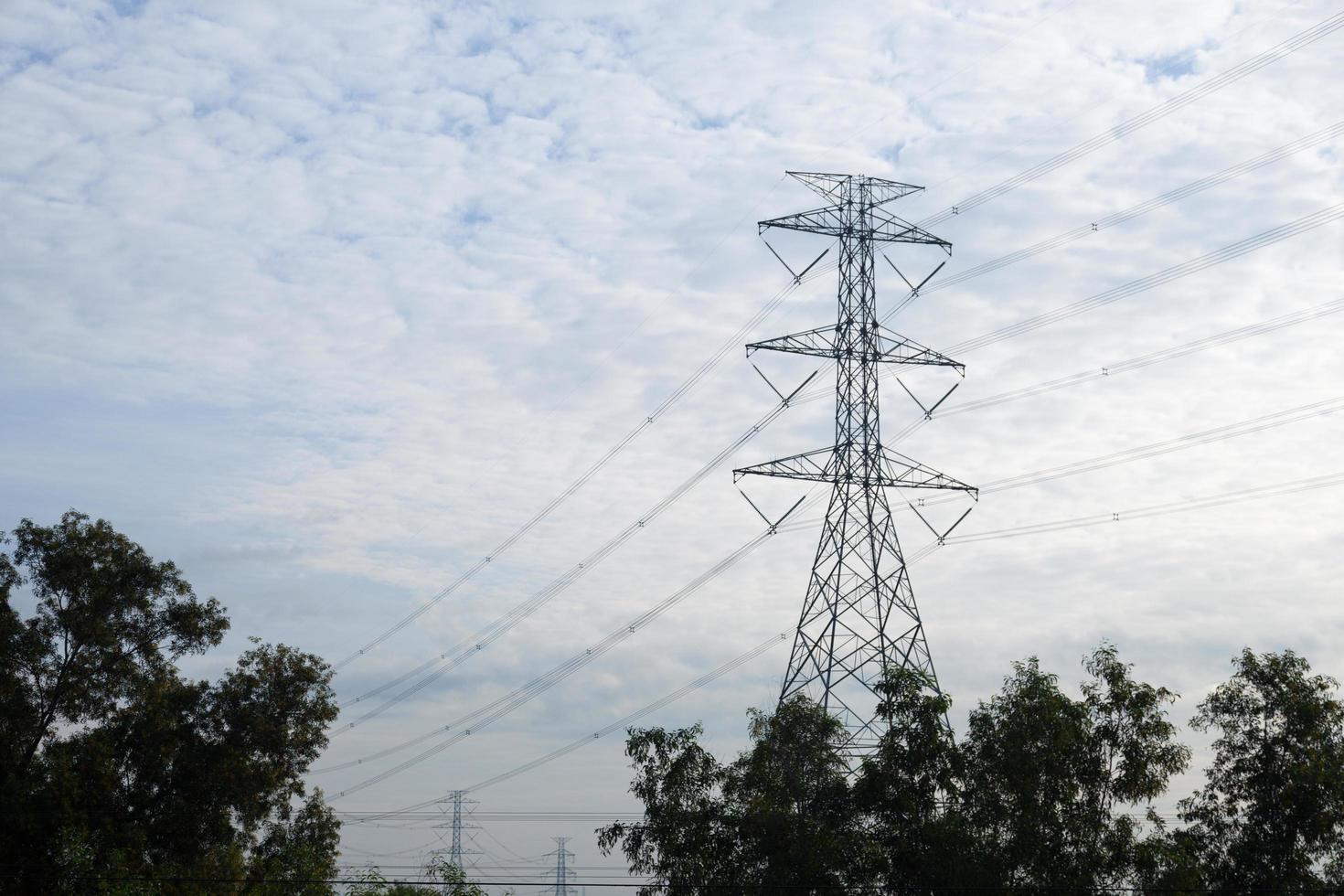 pilone di elettricità ad alta tensione in thailandia foto