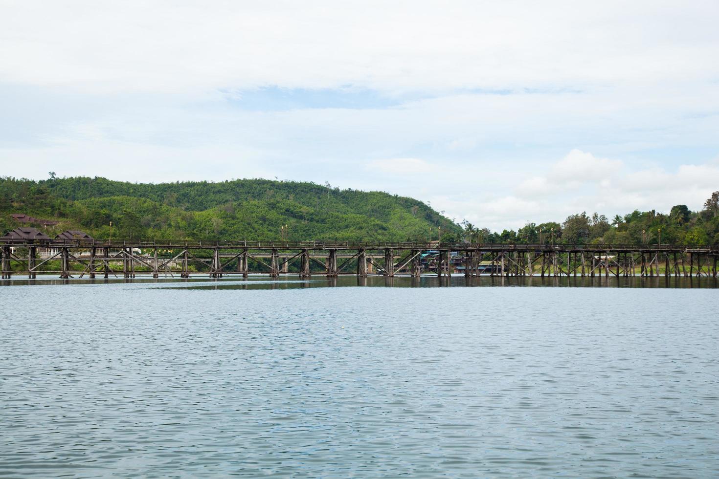 ponte di legno sul fiume foto