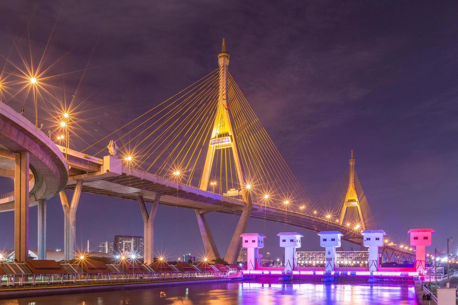 Bhumibol Bridge a Bangkok di notte foto