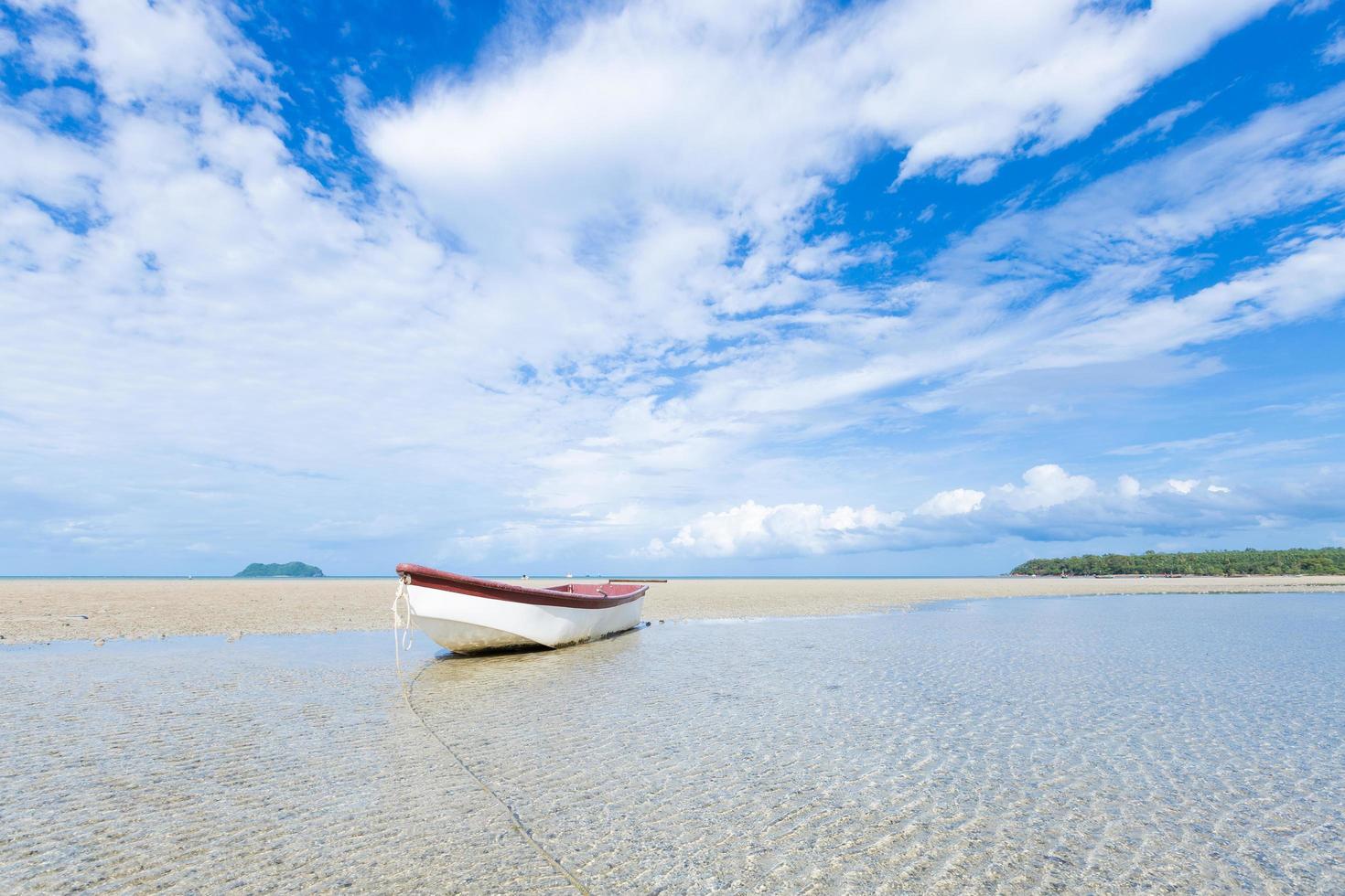 piccola barca sulla spiaggia foto