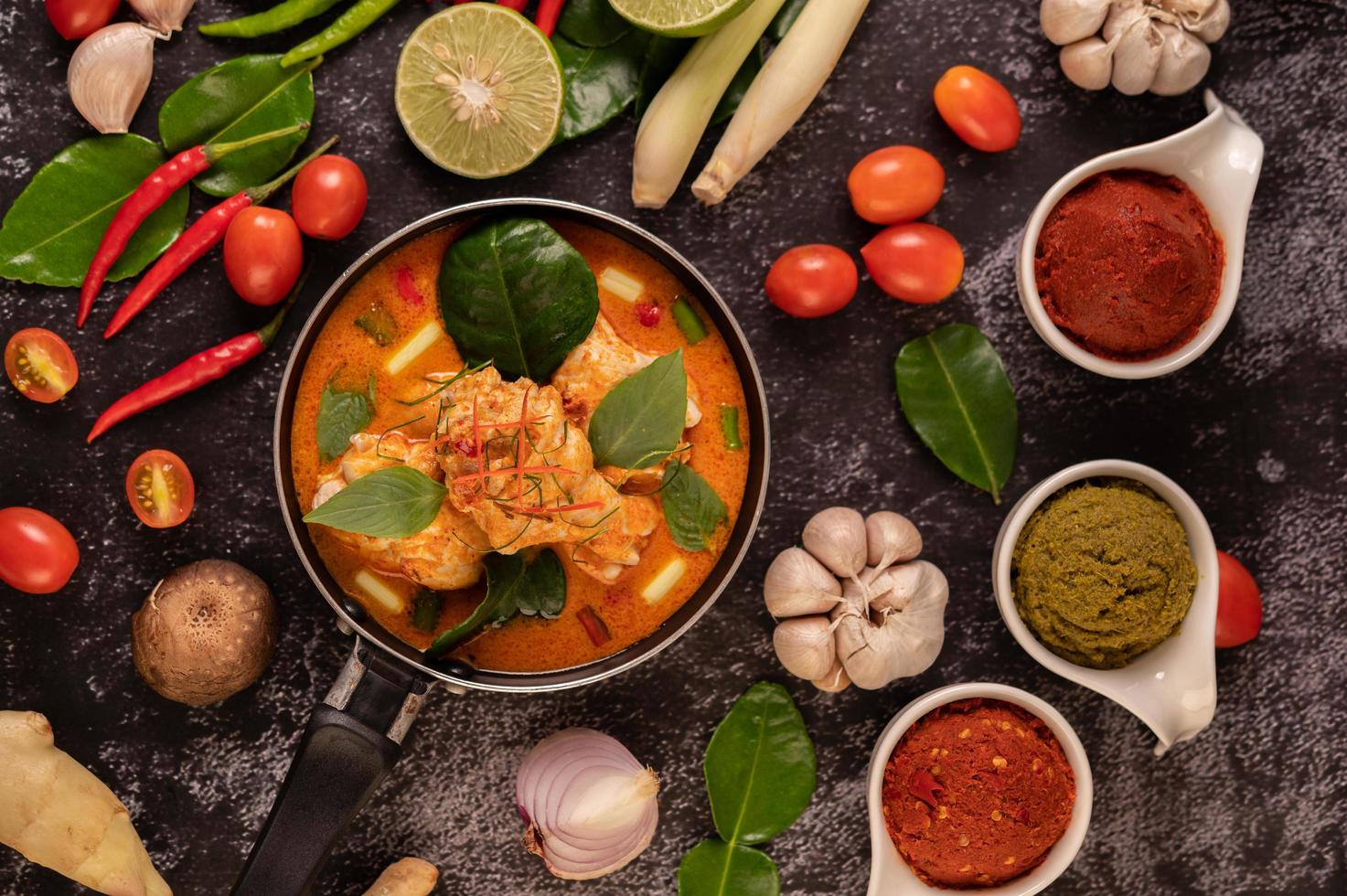 curry fatto con pollo, peperoncino, basilico e pomodoro foto