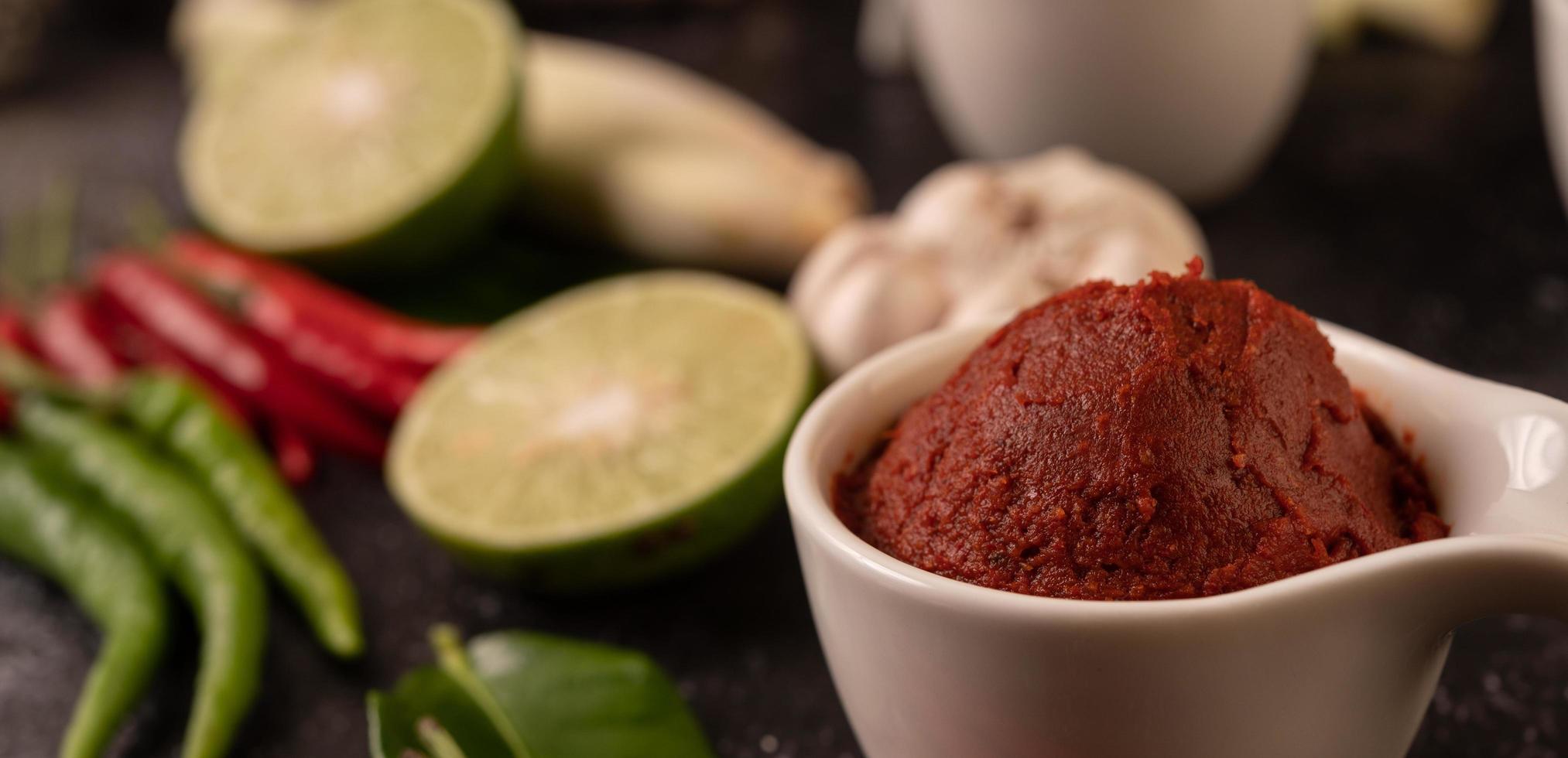 pasta di curry rosso a base di peperoncini foto