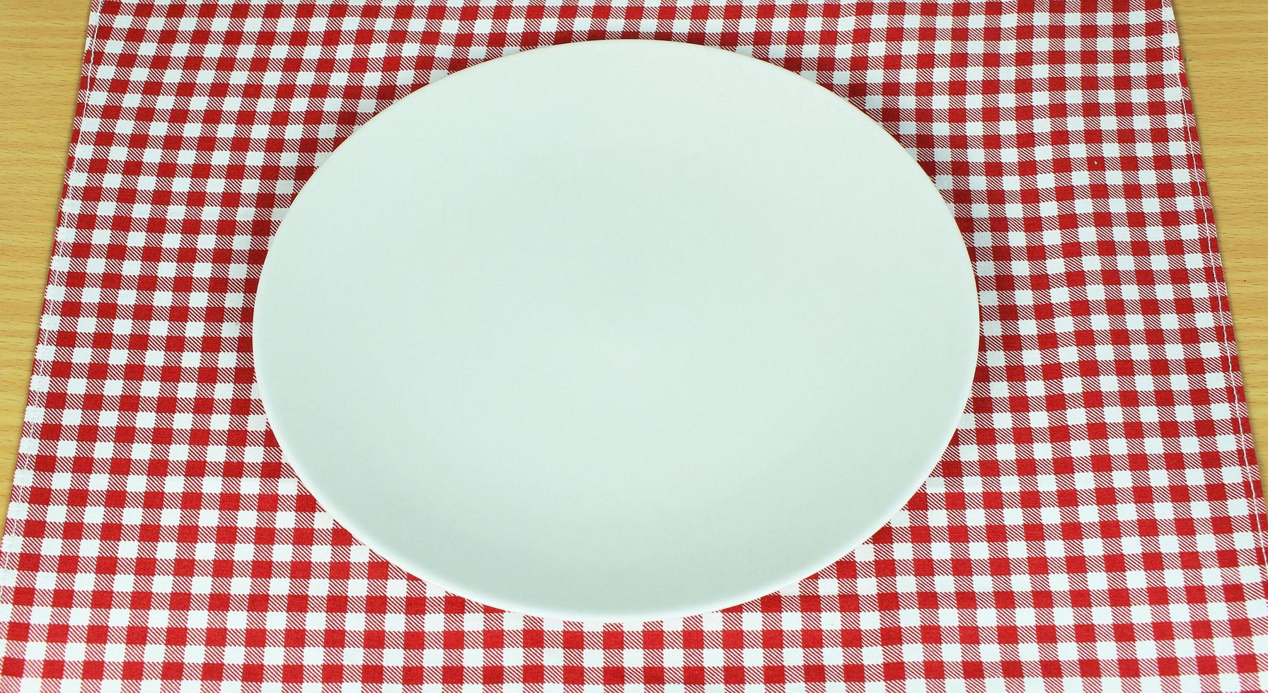 piatto bianco su stoffa rossa foto