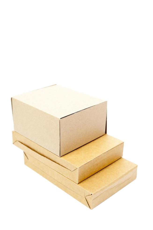 scatole marroni su sfondo bianco foto