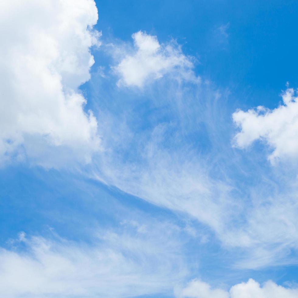 nuvole e cielo azzurro foto