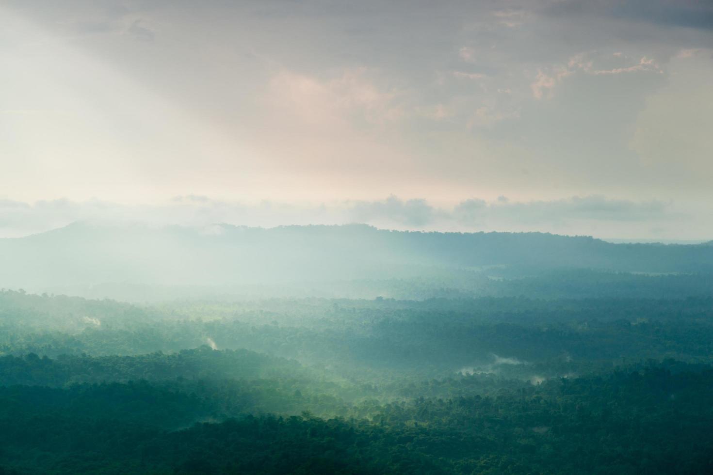 la luce del sole splende attraverso le nuvole foto