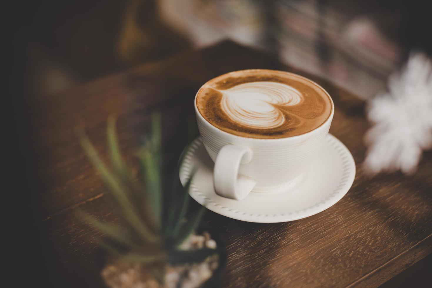 tono vintage tazza di caffè caldo con arte a forma di cuore foto