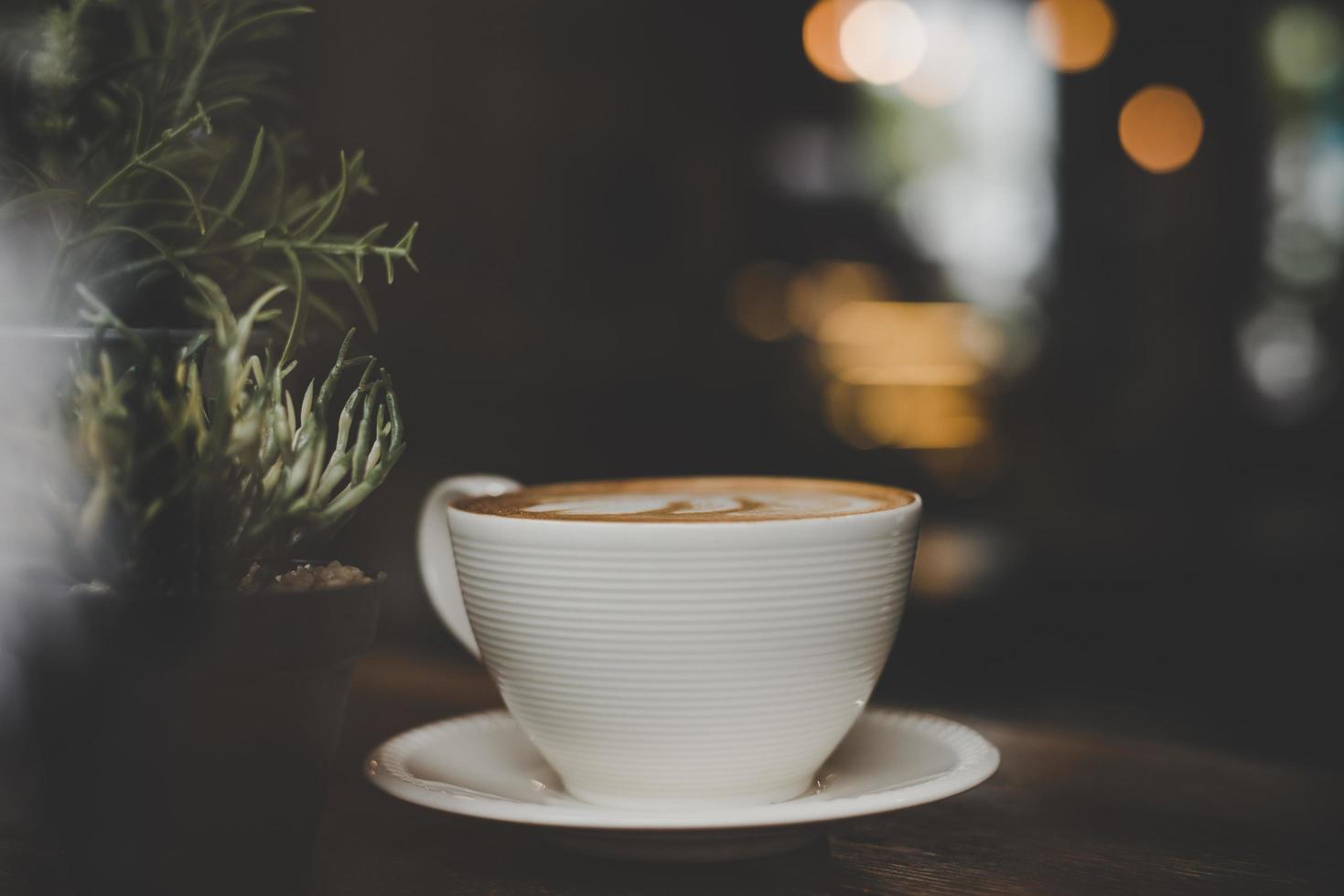 foto effetto stile vintage di una tazza di caffè in un caffè