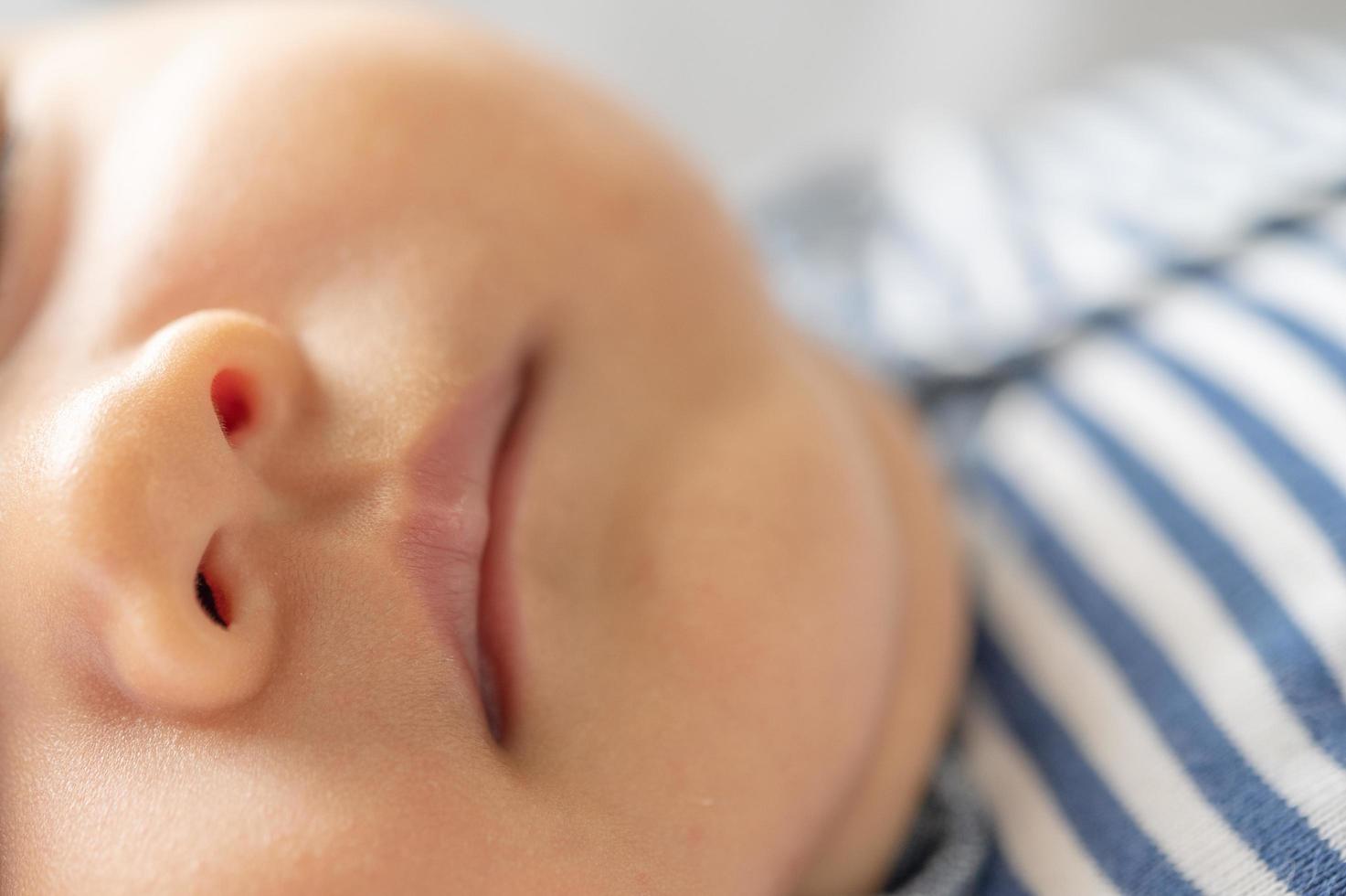 primo piano della bocca di un neonato foto