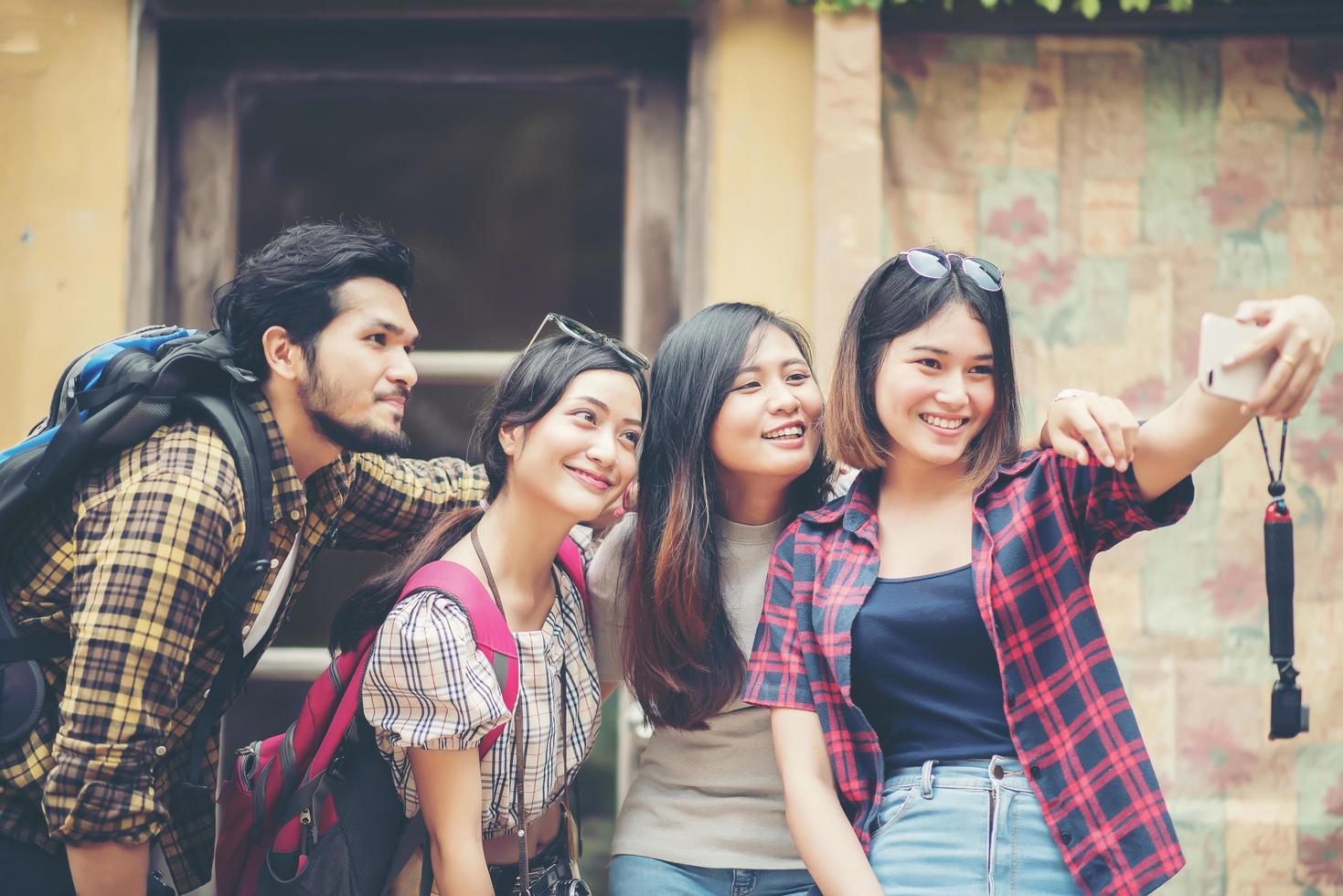 gruppo di amici che prendono un selfie in una strada urbana divertendosi insieme foto