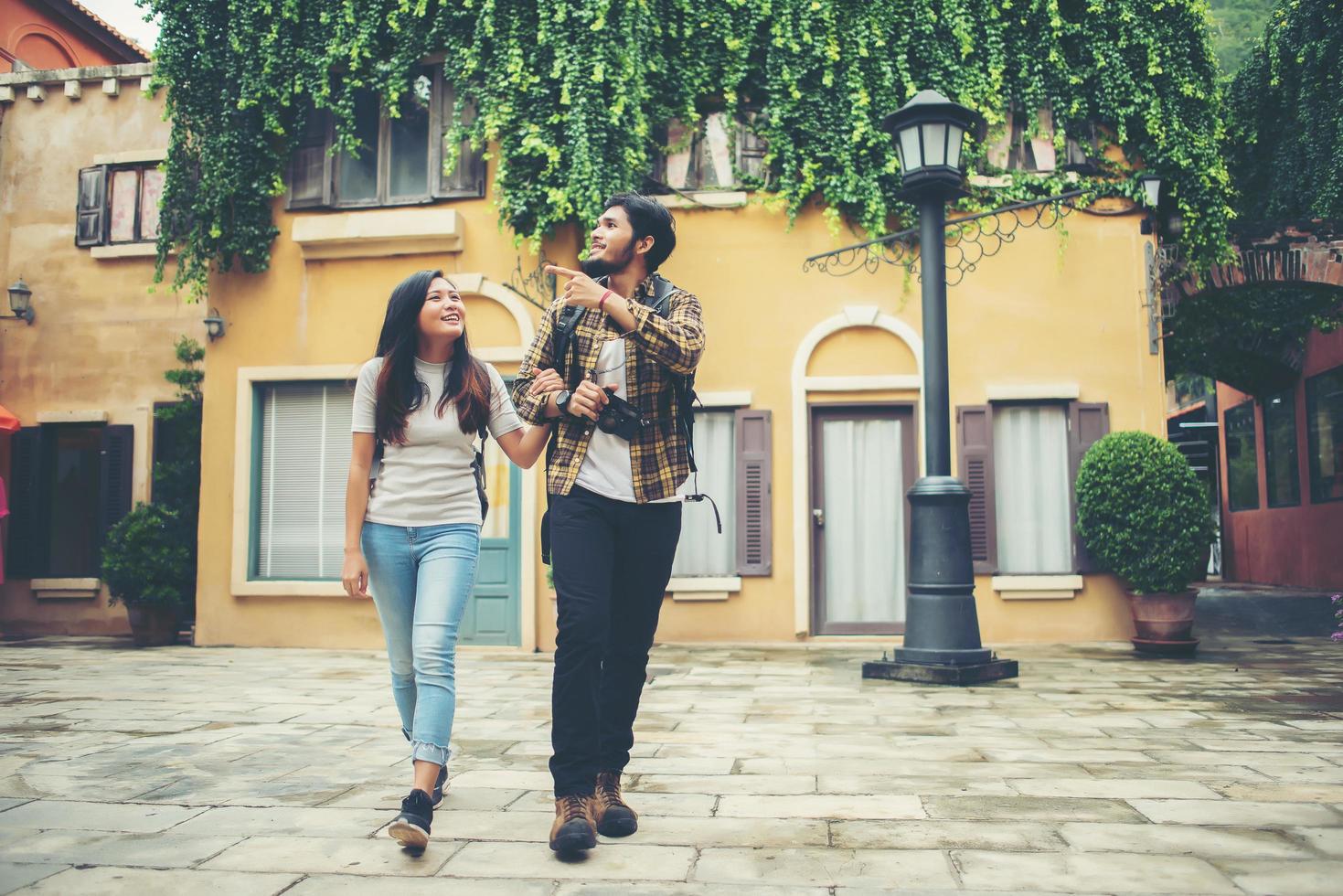 coppia felice che cammina in un'area urbana foto