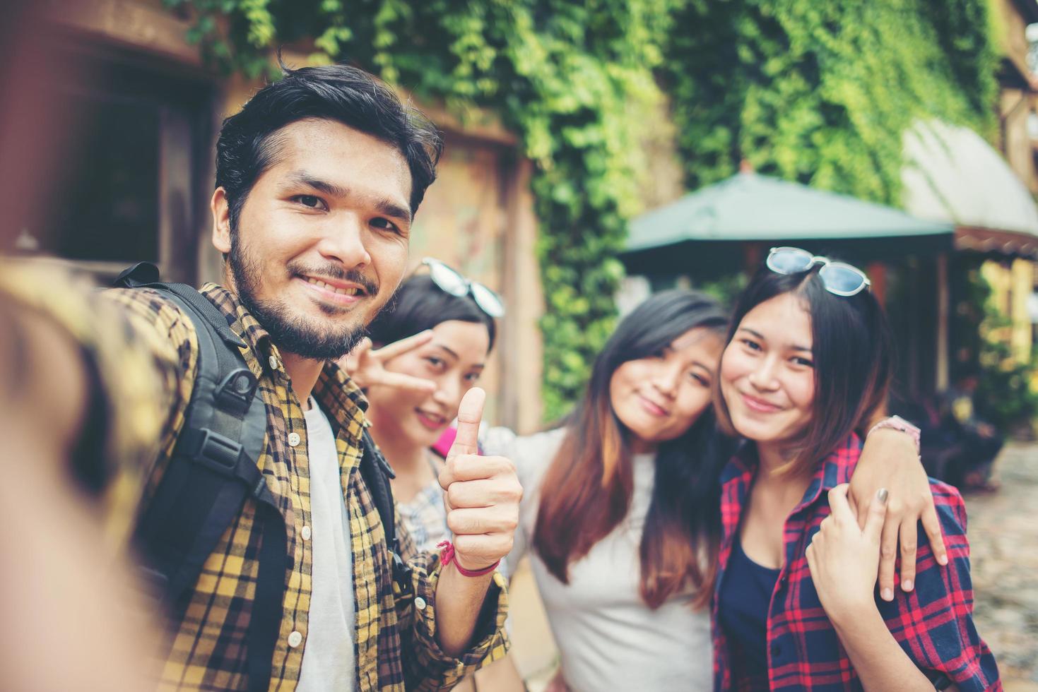 gruppo di amici che prendono un selfie in una strada urbana divertendosi insieme foto