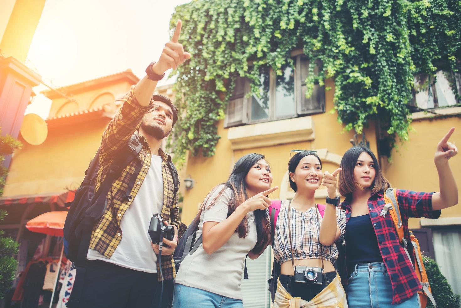 gruppo di amici riuniti nel centro della città foto