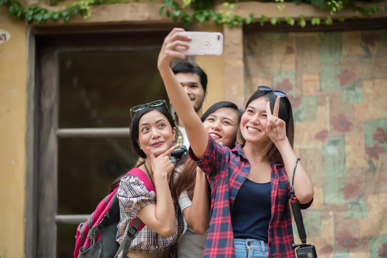 gruppo di amici che prendono un selfie in una strada urbana divertendosi insieme foto