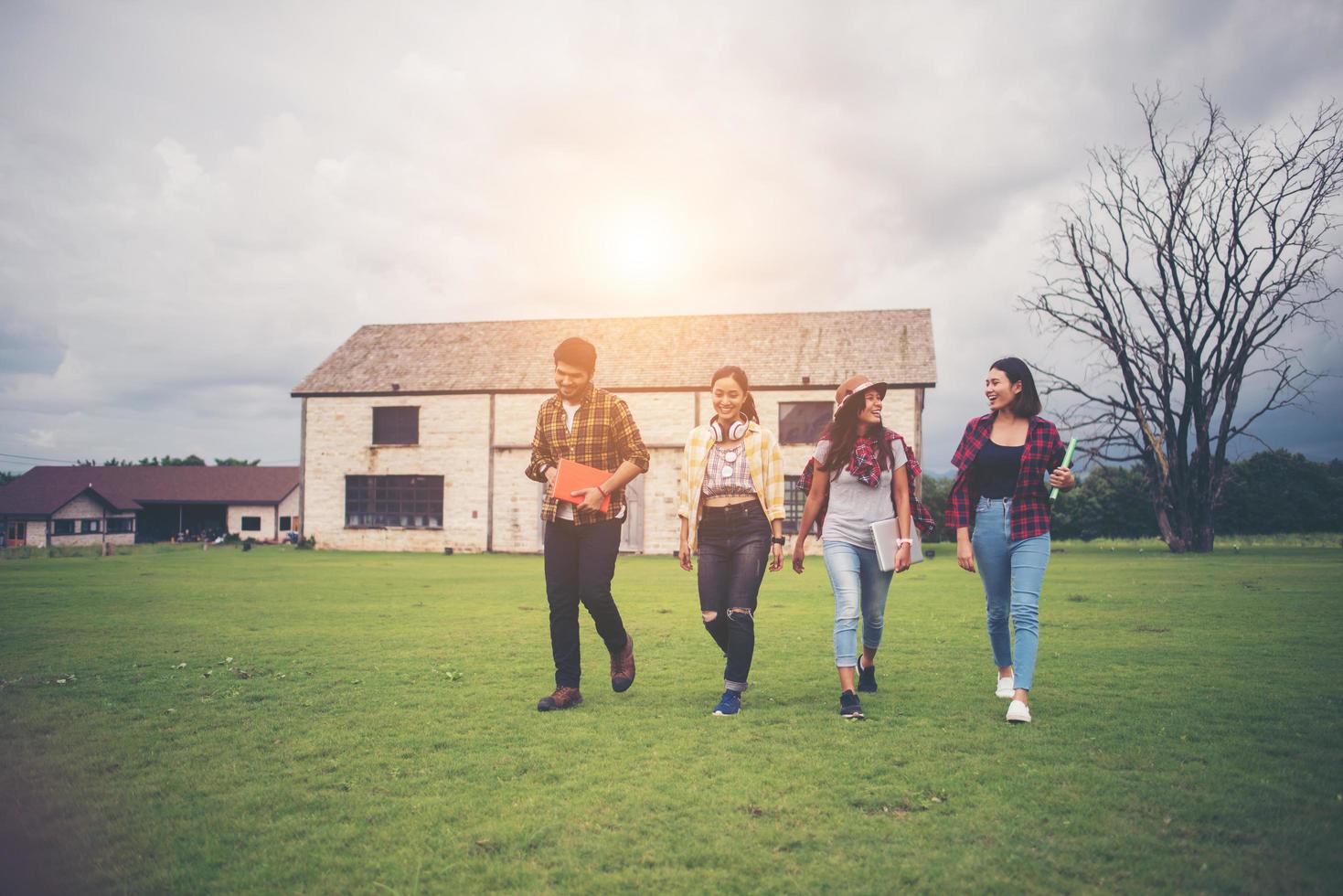 gruppo di studenti che camminano nel parco dopo le lezioni foto