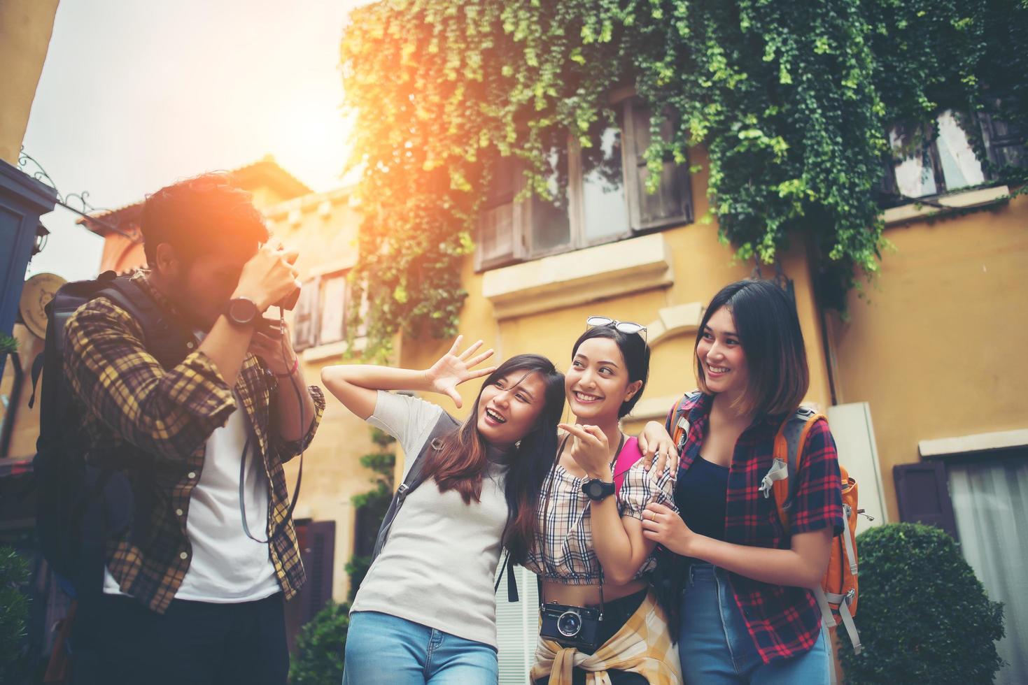 gruppo di amici felici che prendono selfie insieme in un'area urbana foto