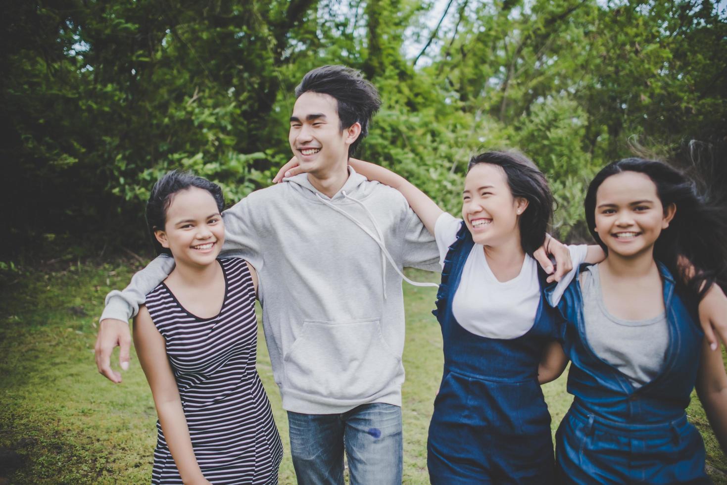 amici adolescenti felici che sorridono all'aperto in un parco foto