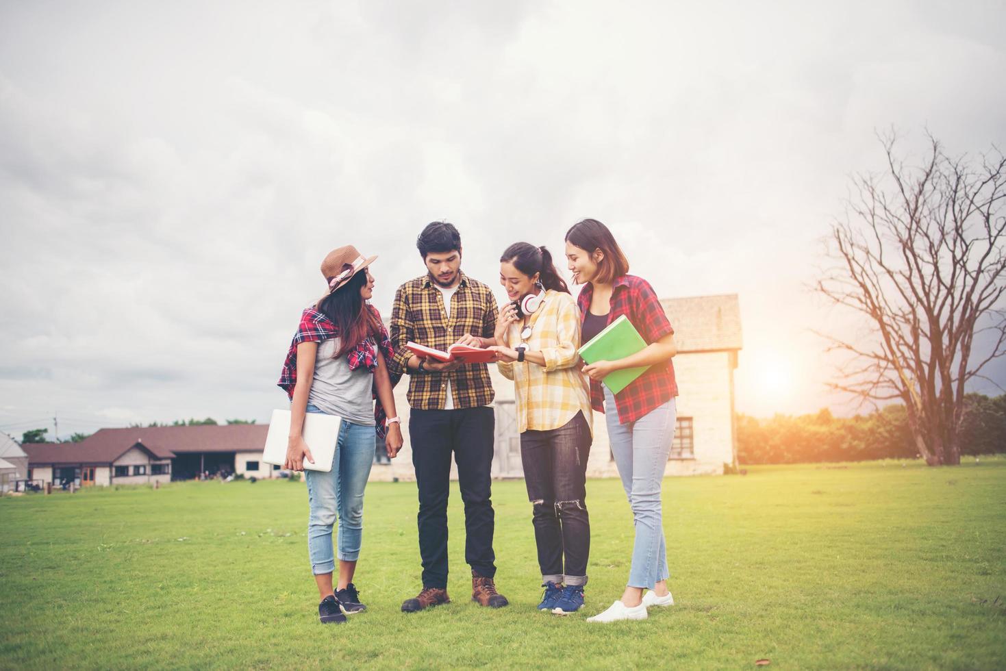 gruppo di studenti che camminano nel parco dopo le lezioni foto