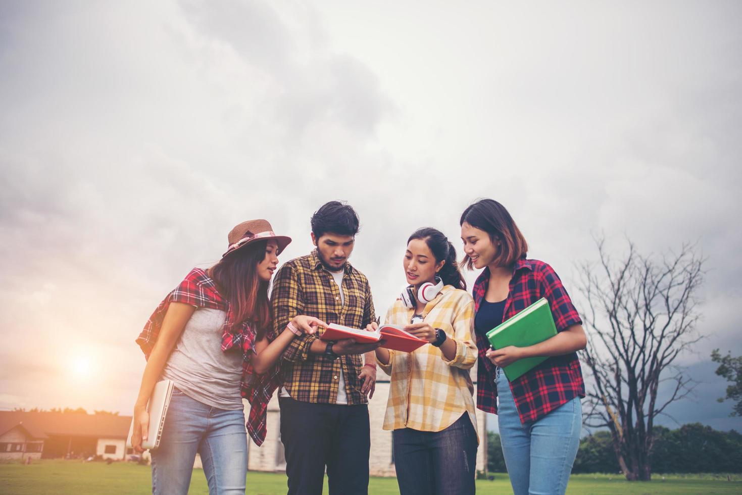 gruppo di studenti che camminano nel parco dopo le lezioni foto