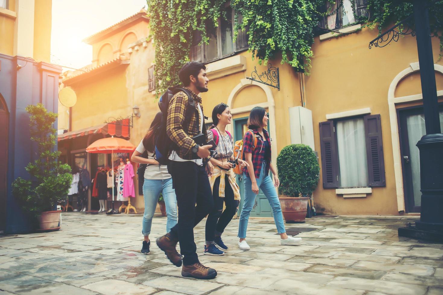 gruppo di amici riuniti nel centro della città foto