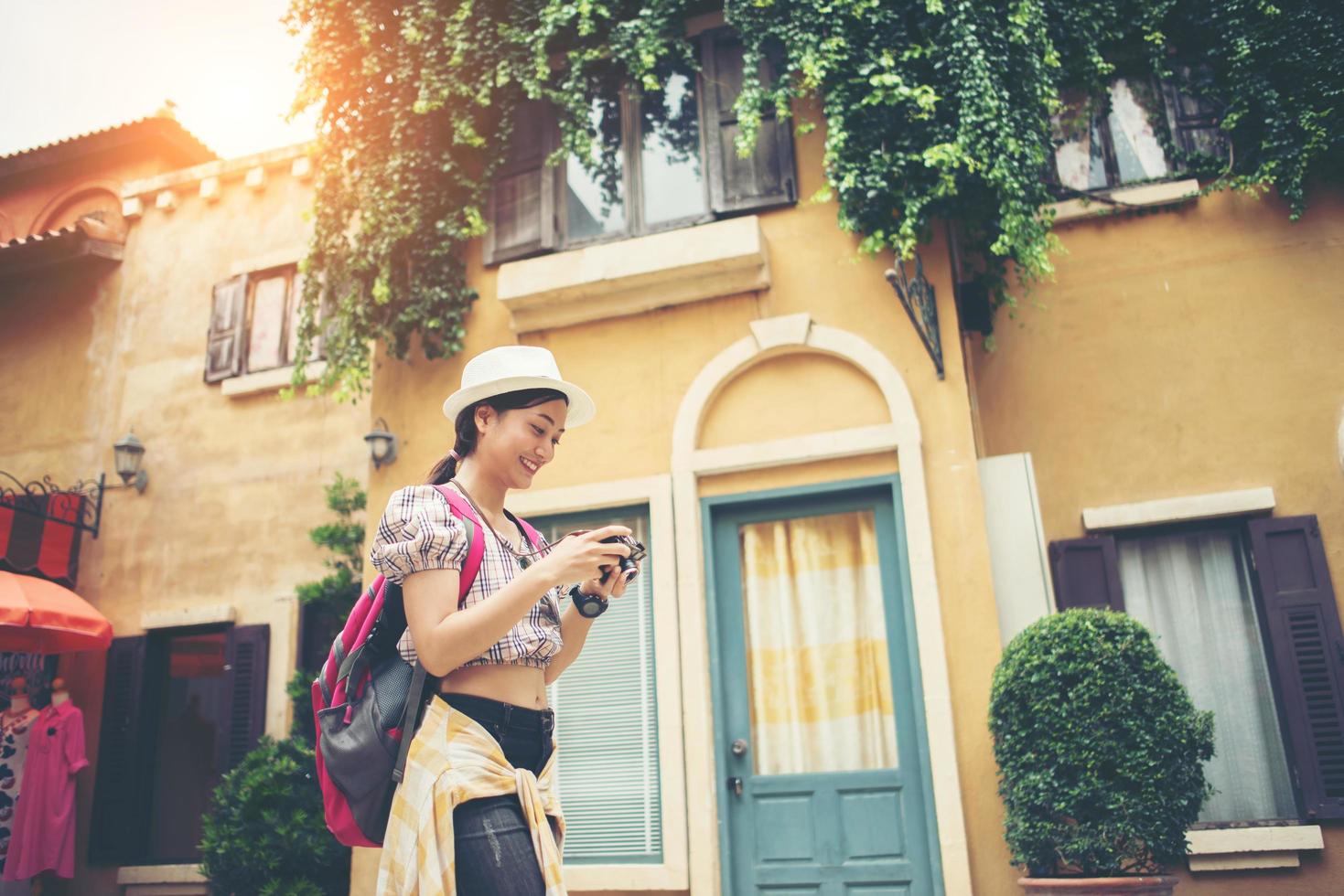 donna giovane hipster godendo di scattare una foto nel contesto urbano