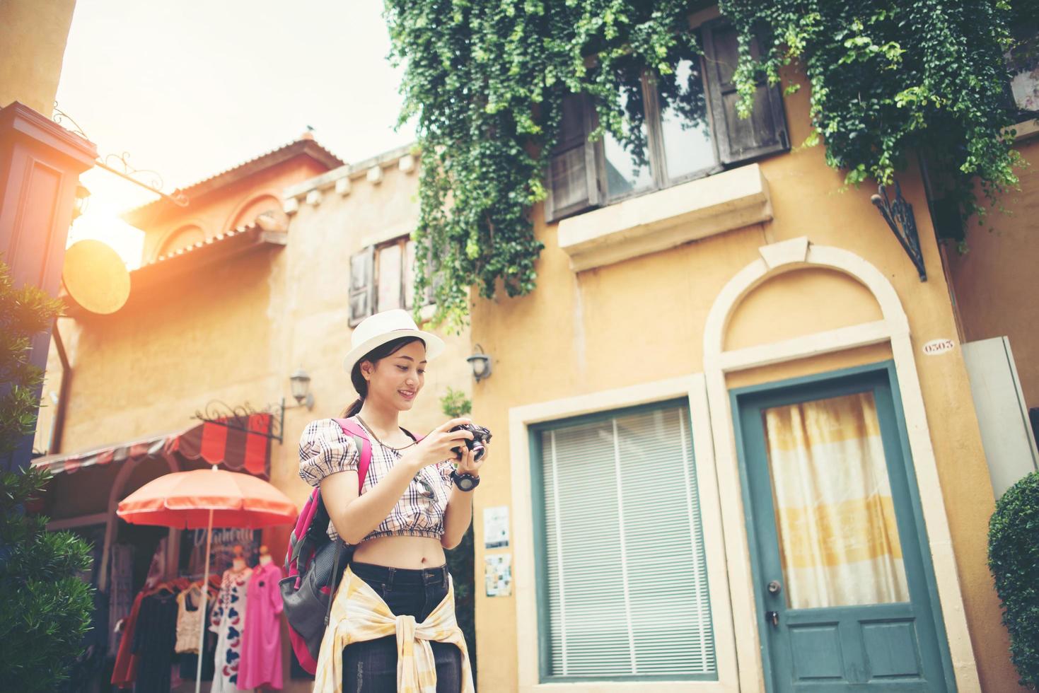 donna giovane hipster godendo di scattare una foto nel contesto urbano