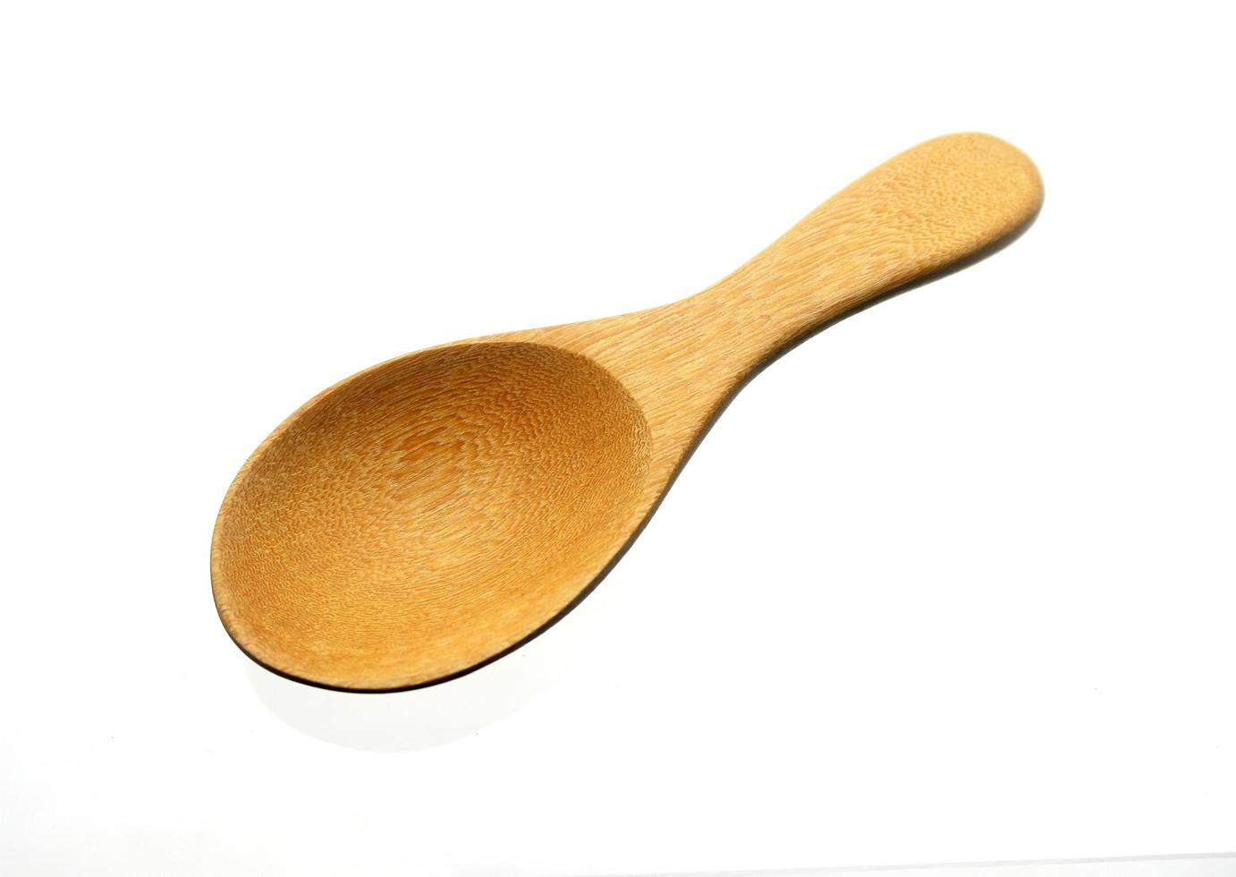 cucchiaio di legno su sfondo bianco foto