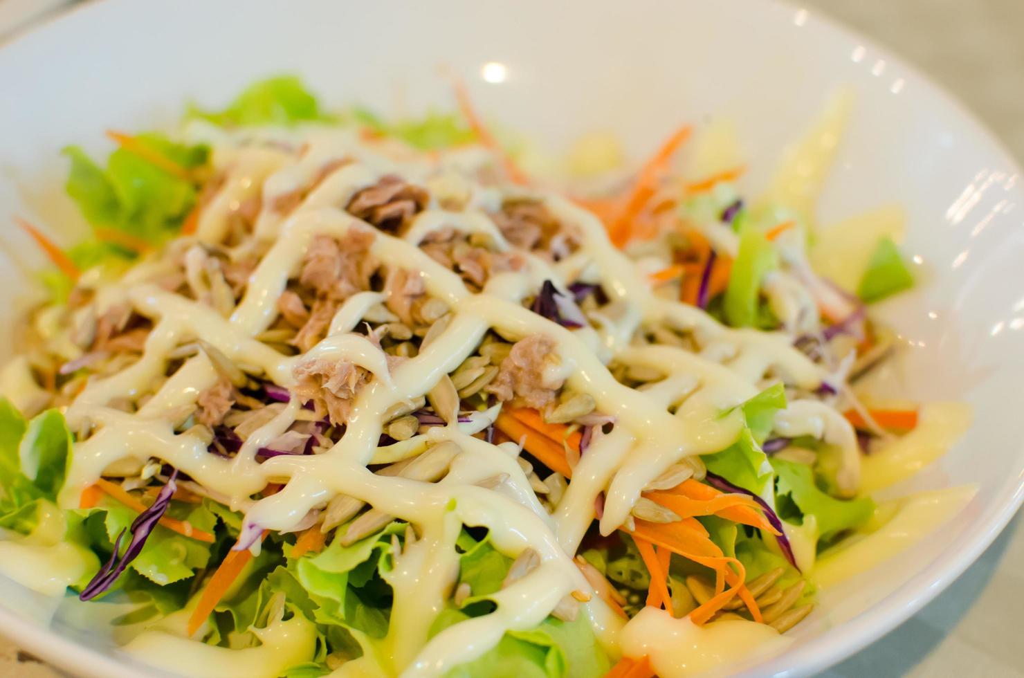 insalata di tonno con condimento bianco foto