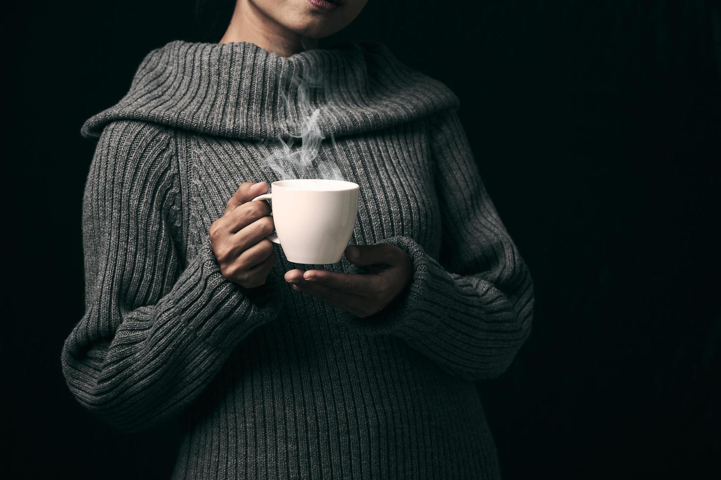 donna che tiene il caffè foto