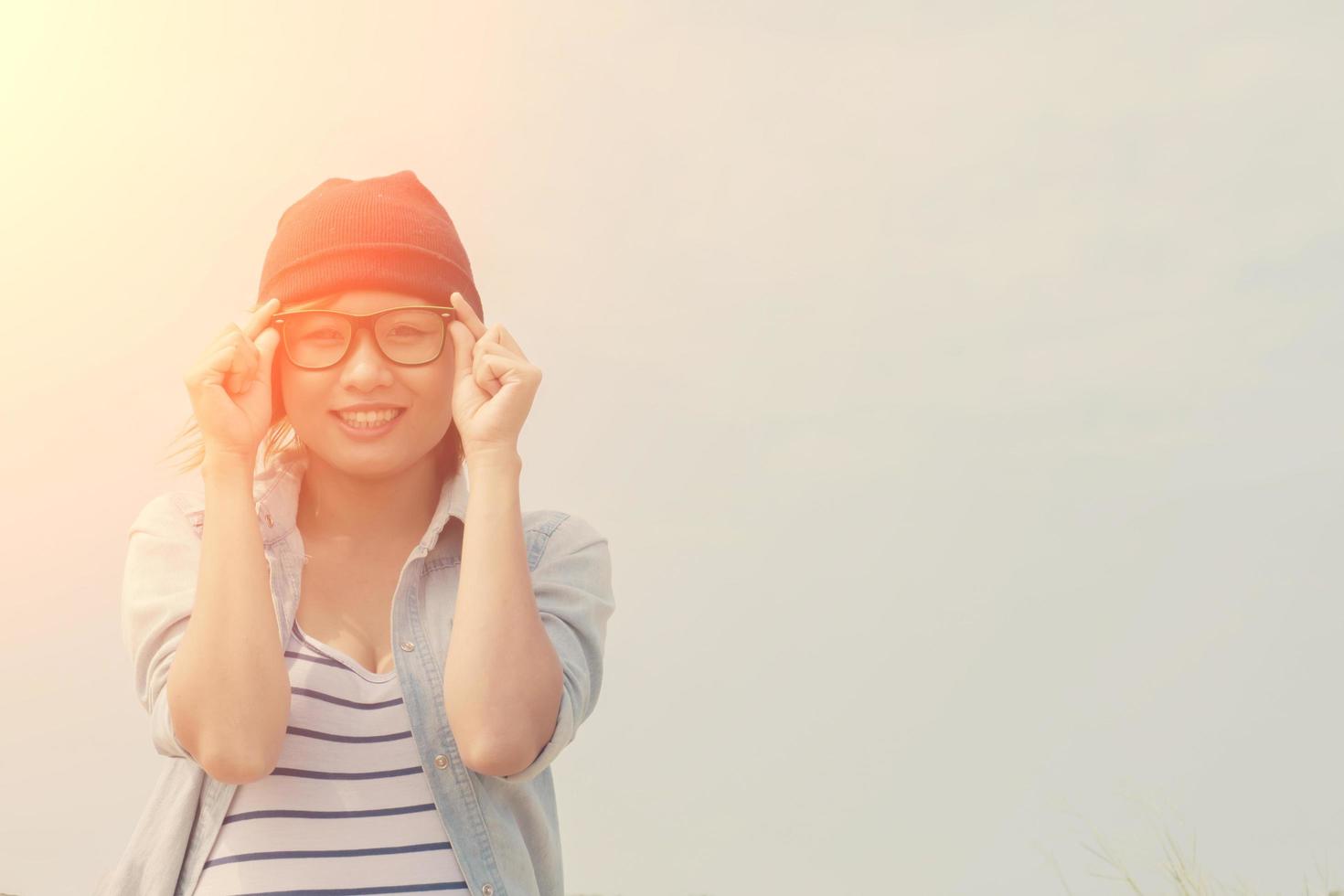 ritratto di una bella ragazza sorridente con gli occhiali foto