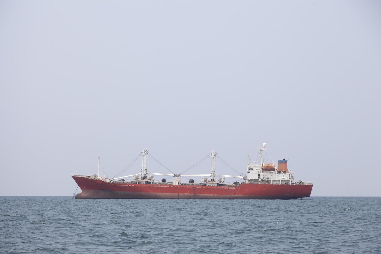 grande nave da carico sul mare foto