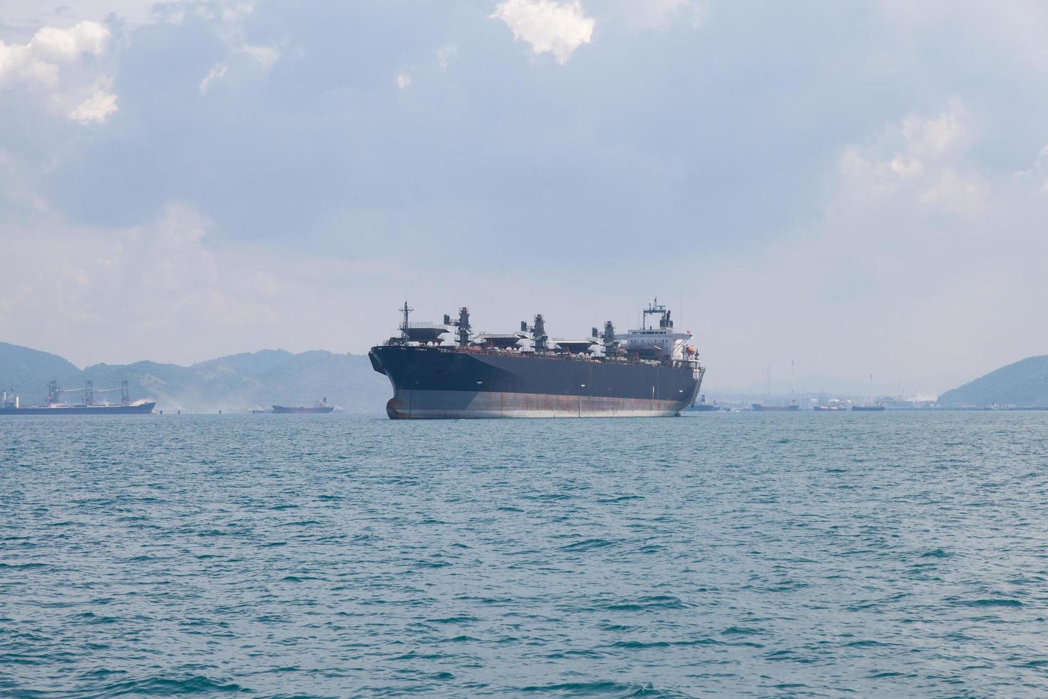 grande nave da carico sul mare foto