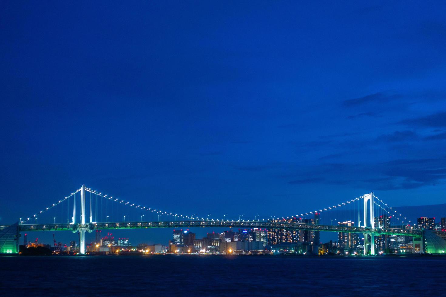 ponte arcobaleno nella città di tokyo foto