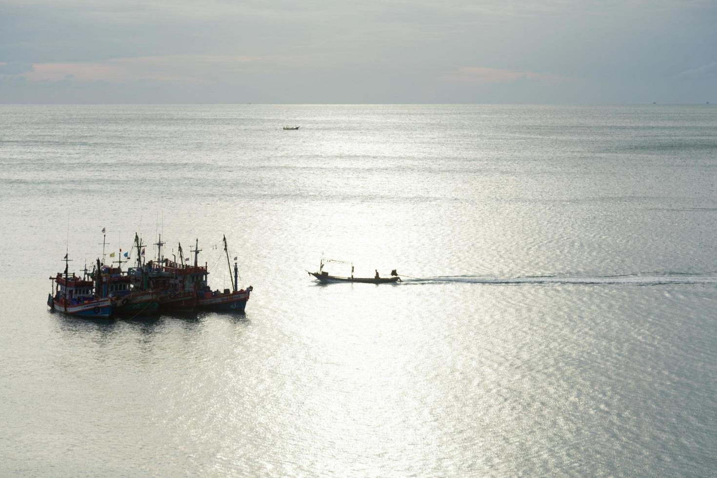 barche da pesca sul mare foto