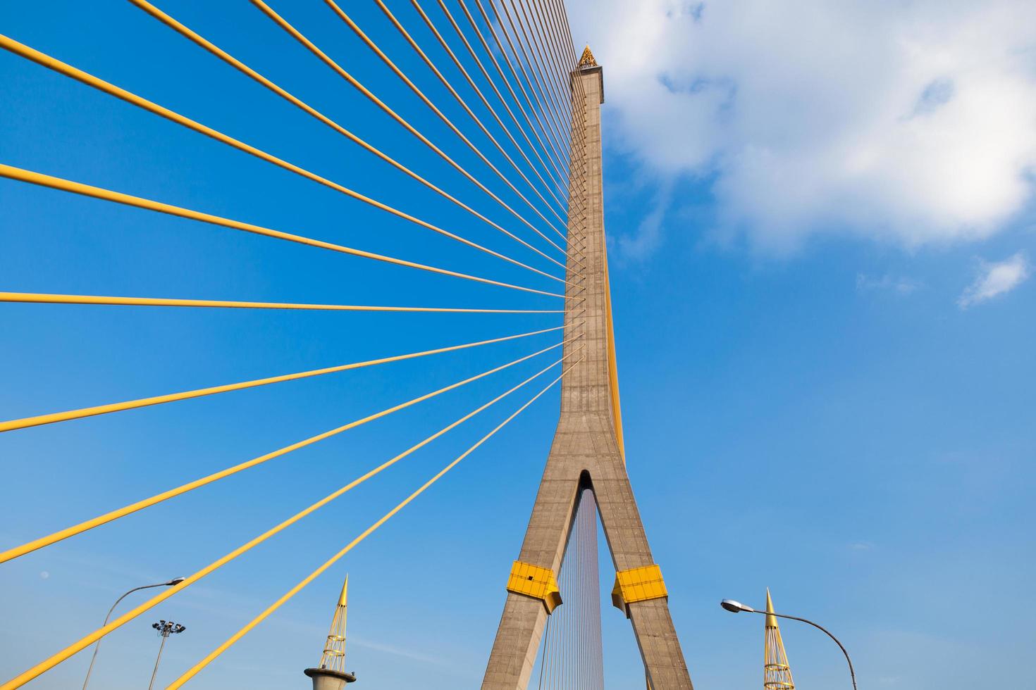 ponte rama viii a bangkok, in thailandia foto