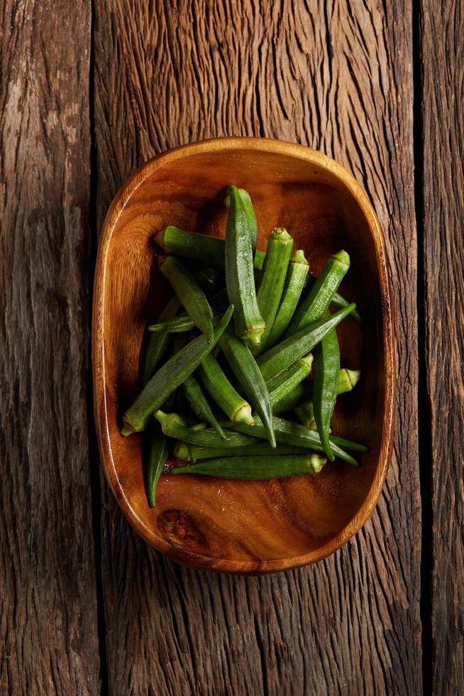 okra in una ciotola foto