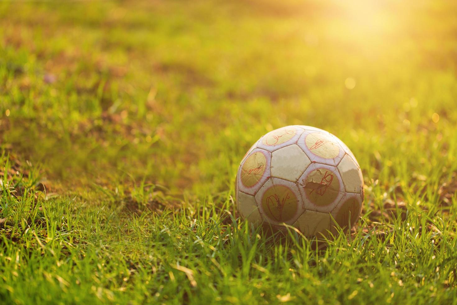 pallone da calcio alla luce del sole foto