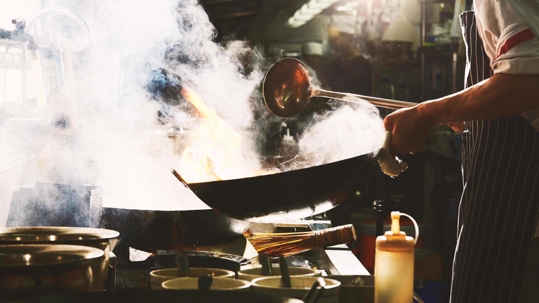 cucinare facendo il cibo nel wok foto