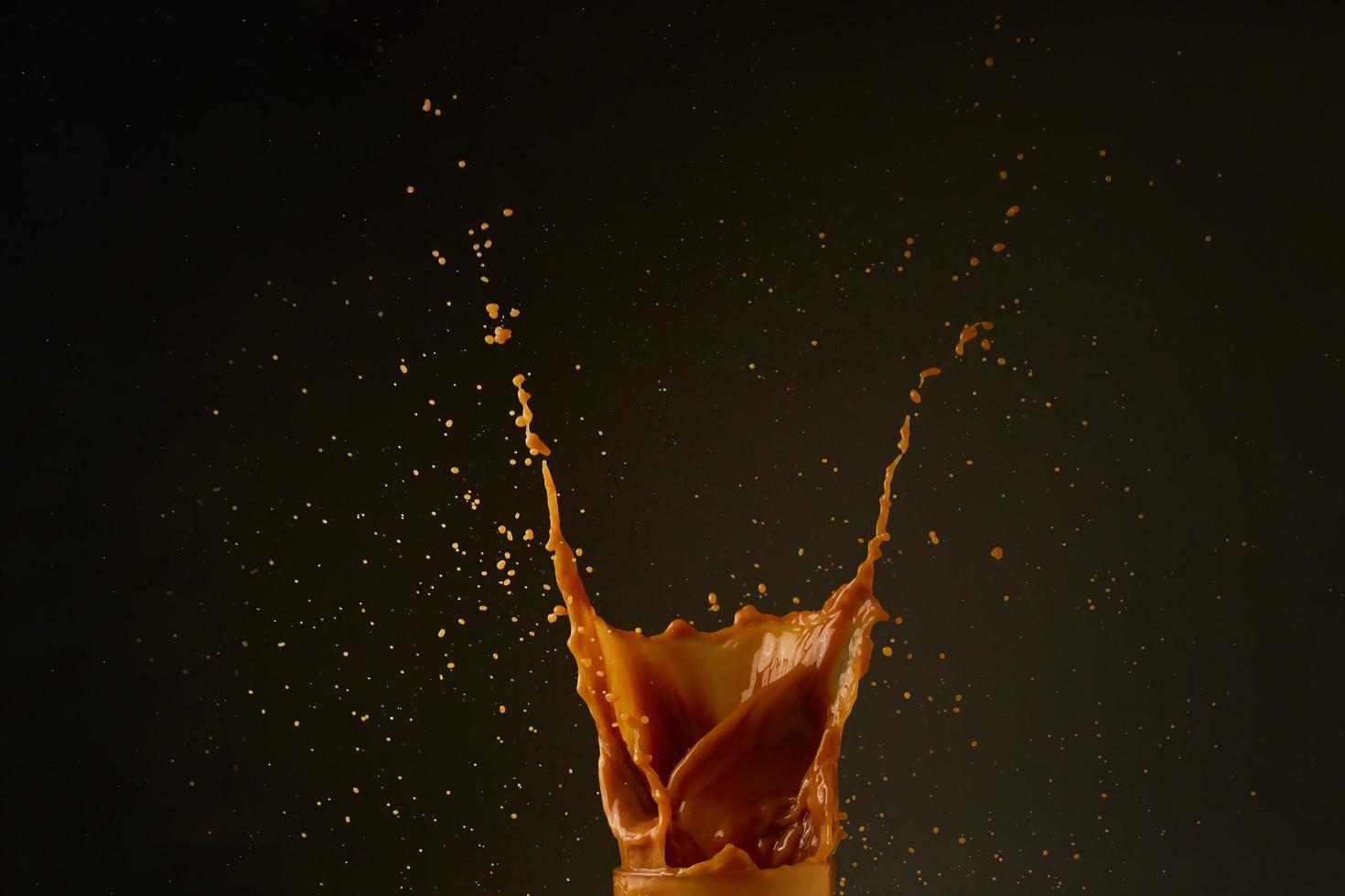 spruzzata di caffè su sfondo nero foto